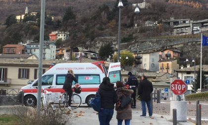 Incidente in centro a Sondrio, due giovanissimi all'ospedale