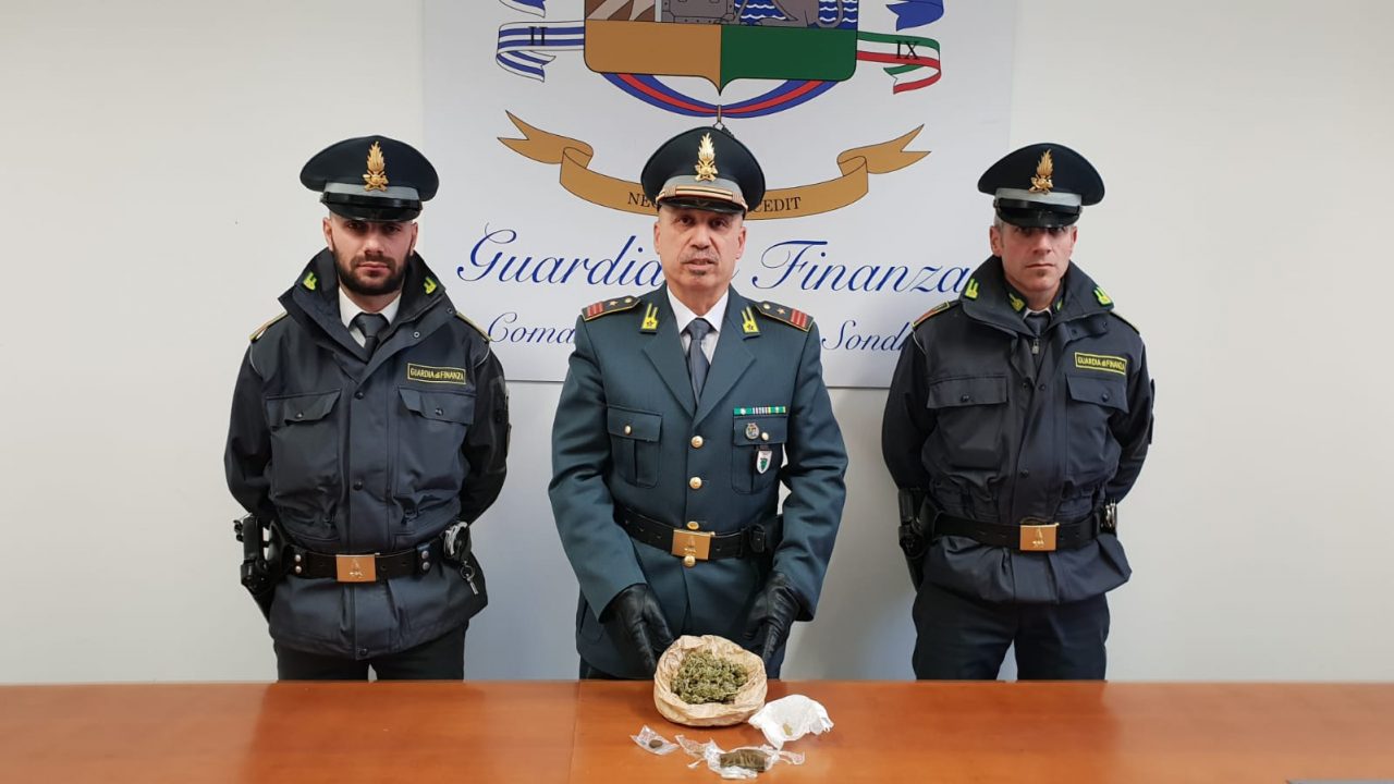 Marijuana e hashish in casa, grossi guai per 22enne di Chiavenna