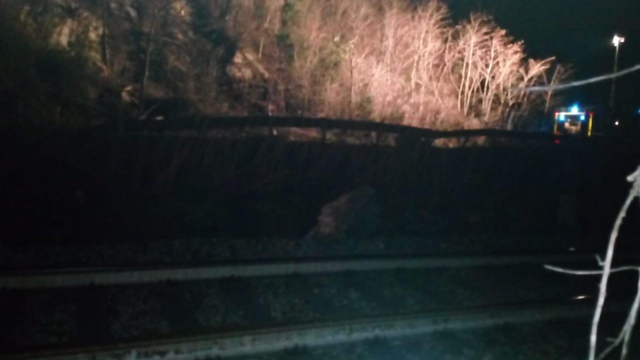 Massi sulla ferrovia e la Statale 36, tragedia sfiorata VIDEO