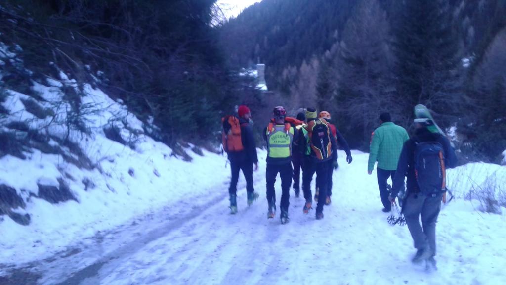 Scivola sul ghiaccio e si rompe una gamba, interviene il Soccorso Alpino