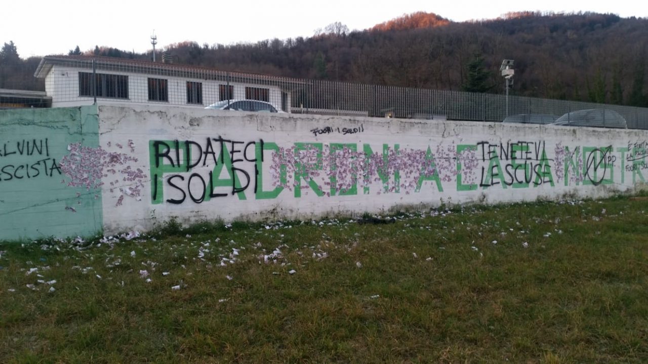 Pioggia di soldi sul pratone di Pontida, vandali in azione VIDEO