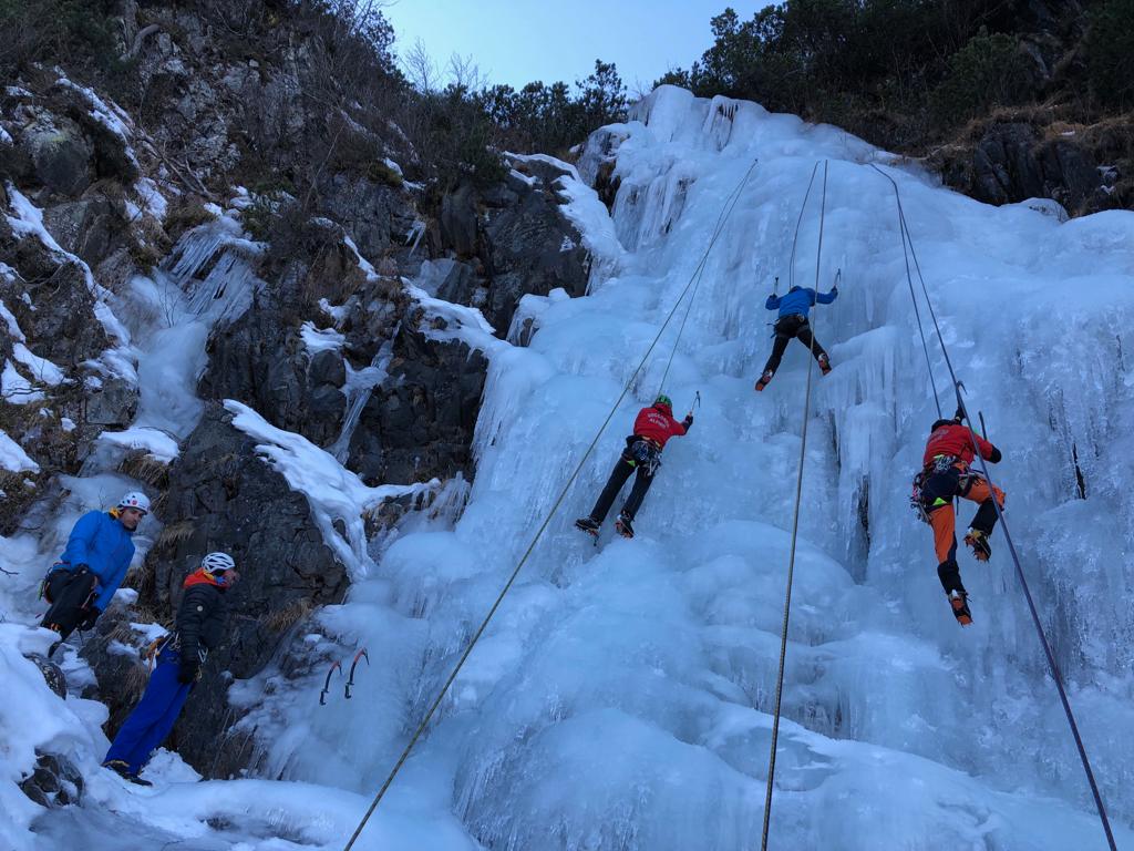Il Soccorso Alpino in esercitazione su cascate di ghiaccio