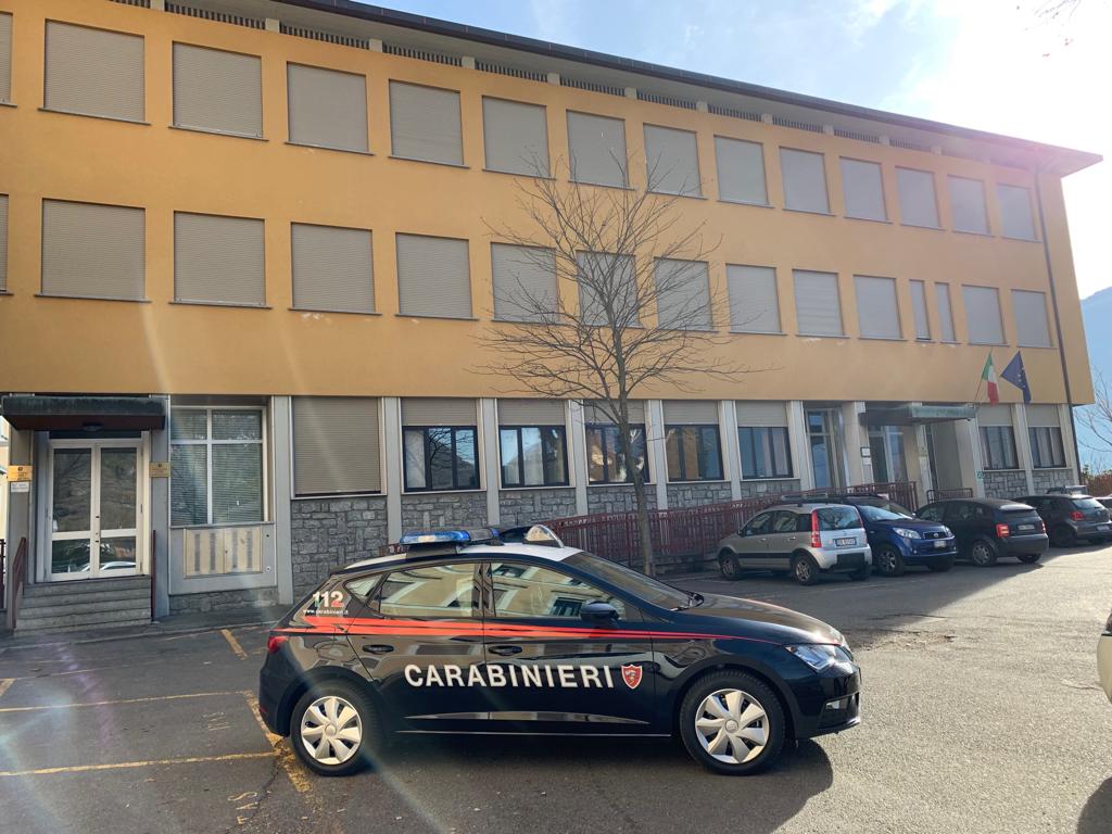 Spaccio a scuola, professore e studenti trovati con la droga