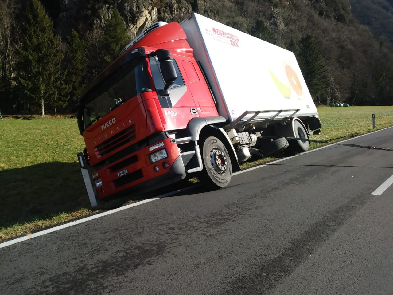 Camion esce fuori strada sulla Statale 36