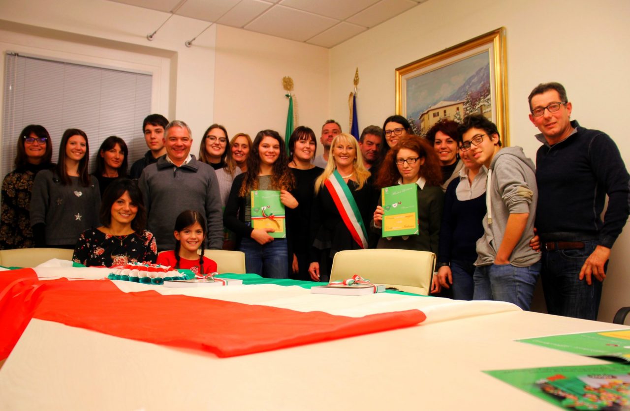Lovero dona la Costituzione ai ragazzi