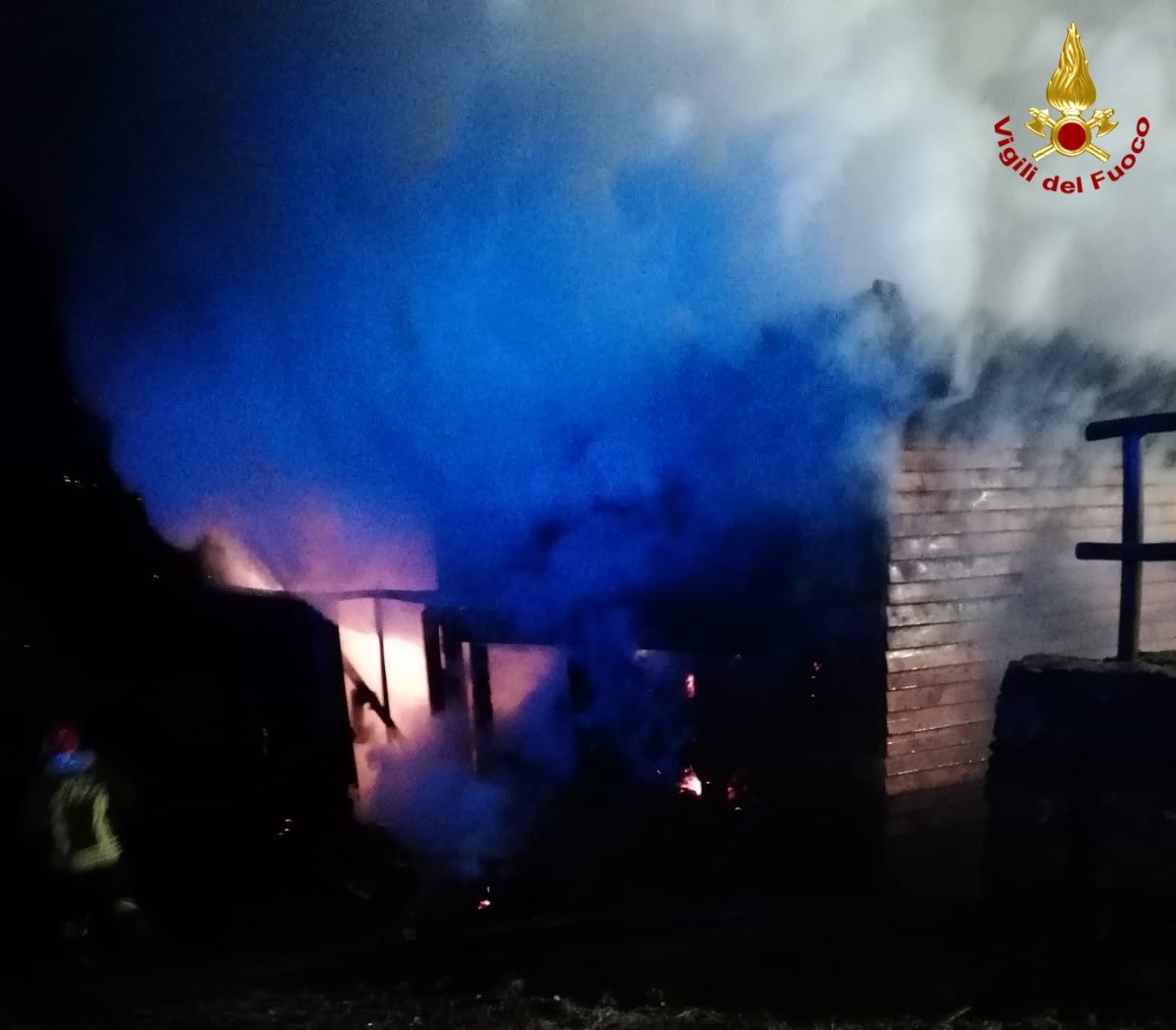 Tettoia in fiamme ad Abosaggia