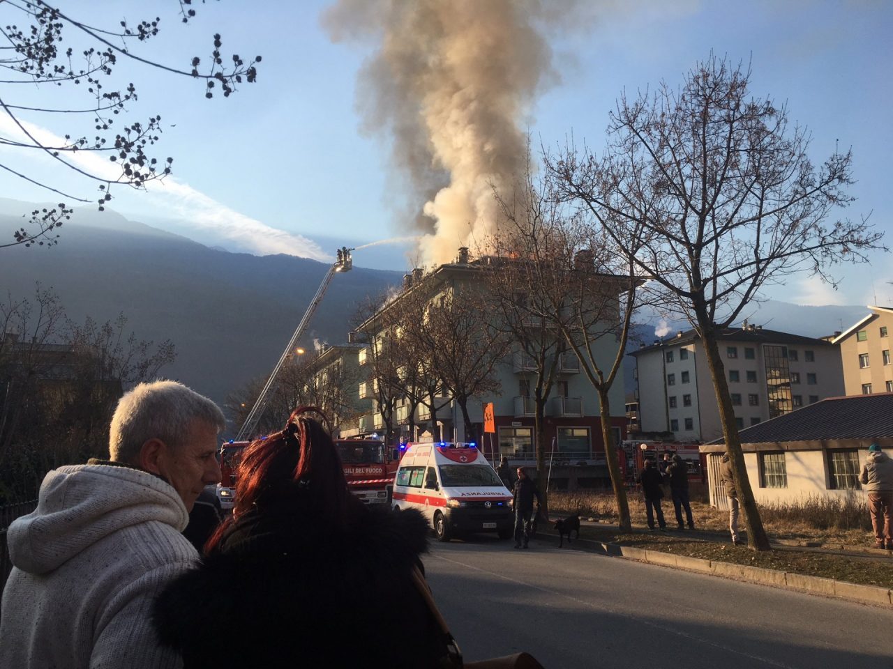 Incendio in via Brigate Orobiche, la palazzina ancora inagibile