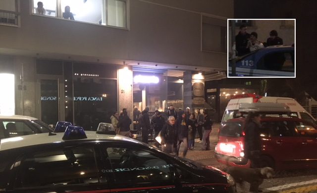 Panico a Sondrio, minaccia i passanti lanciando tavoli e sedie VIDEO