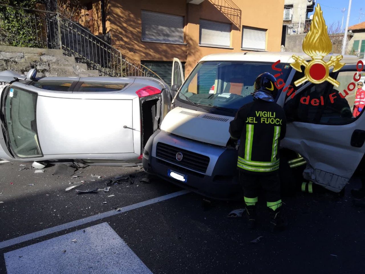 Incidente a Laglio, scontro tra due auto e un furgone FOTO