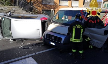 Incidente a Laglio, scontro tra due auto e un furgone FOTO