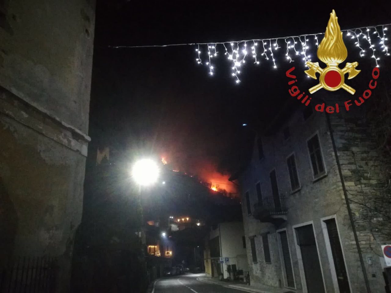 Ancora un incendio boschivo, bruciano i boschi di San Siro FOTO