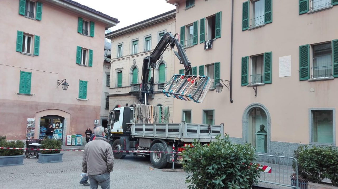 La lastra in memoria di Giovanni Bertacchi è arrivata a Chiavenna VIDEO