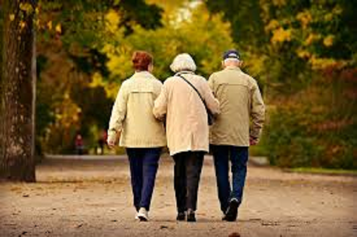 Incredibile: anziani multati per la passeggiata nei prati