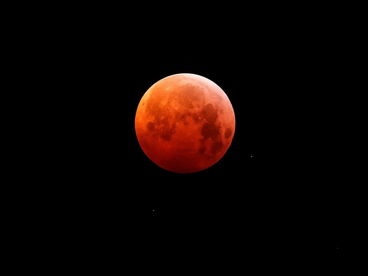 Tutti pazzi per la Luna rossa, ecco le foto più belle