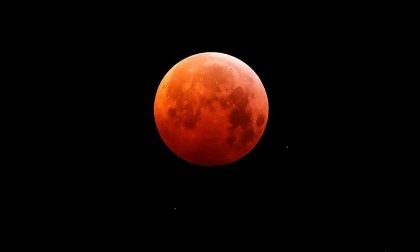 Tutti pazzi per la Luna rossa, ecco le foto più belle