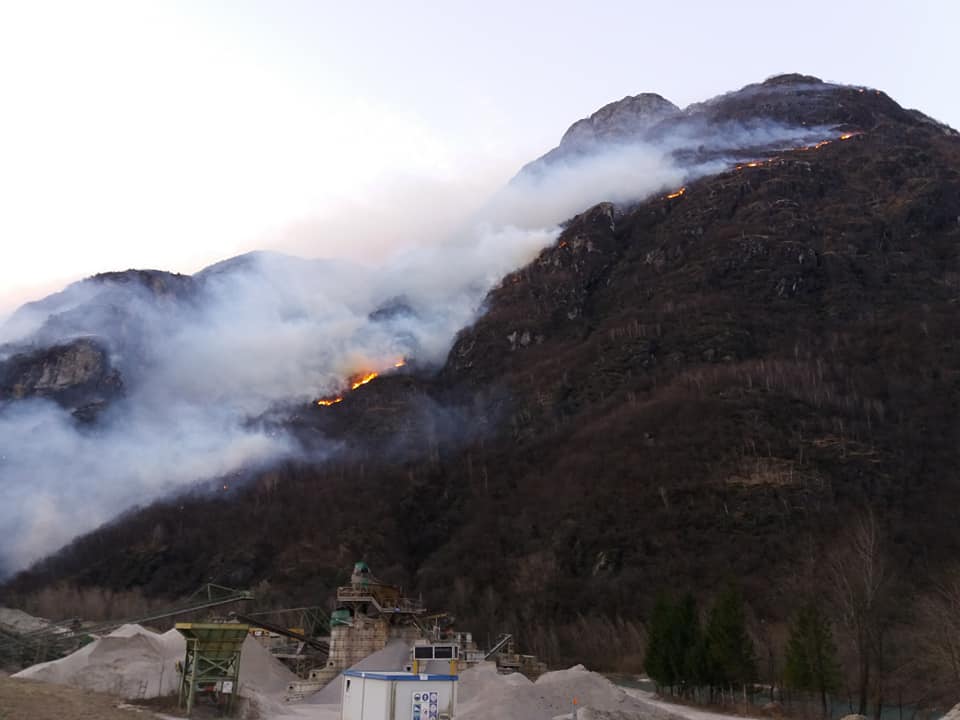 L’incendio da Sorico si sposta a Samolaco, è allarme VIDEO