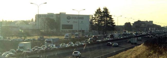 Cisterna ribaltata sulla Statale 36: traffico in tilt