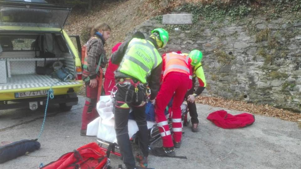 Malore mentre taglia la legna, 60enne grave in ospedale