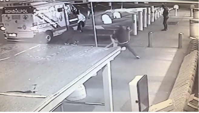 Rapina con pistole e kalashnikov VIDEO SHOCK