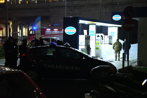 Si cosparge di benzina e si dà fuoco FOTO E VIDEO