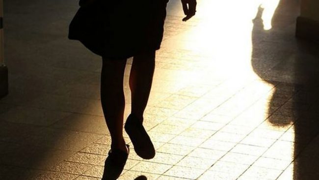 Stalking e lesioni alla collega rivale: denunciata 35enne gelosa
