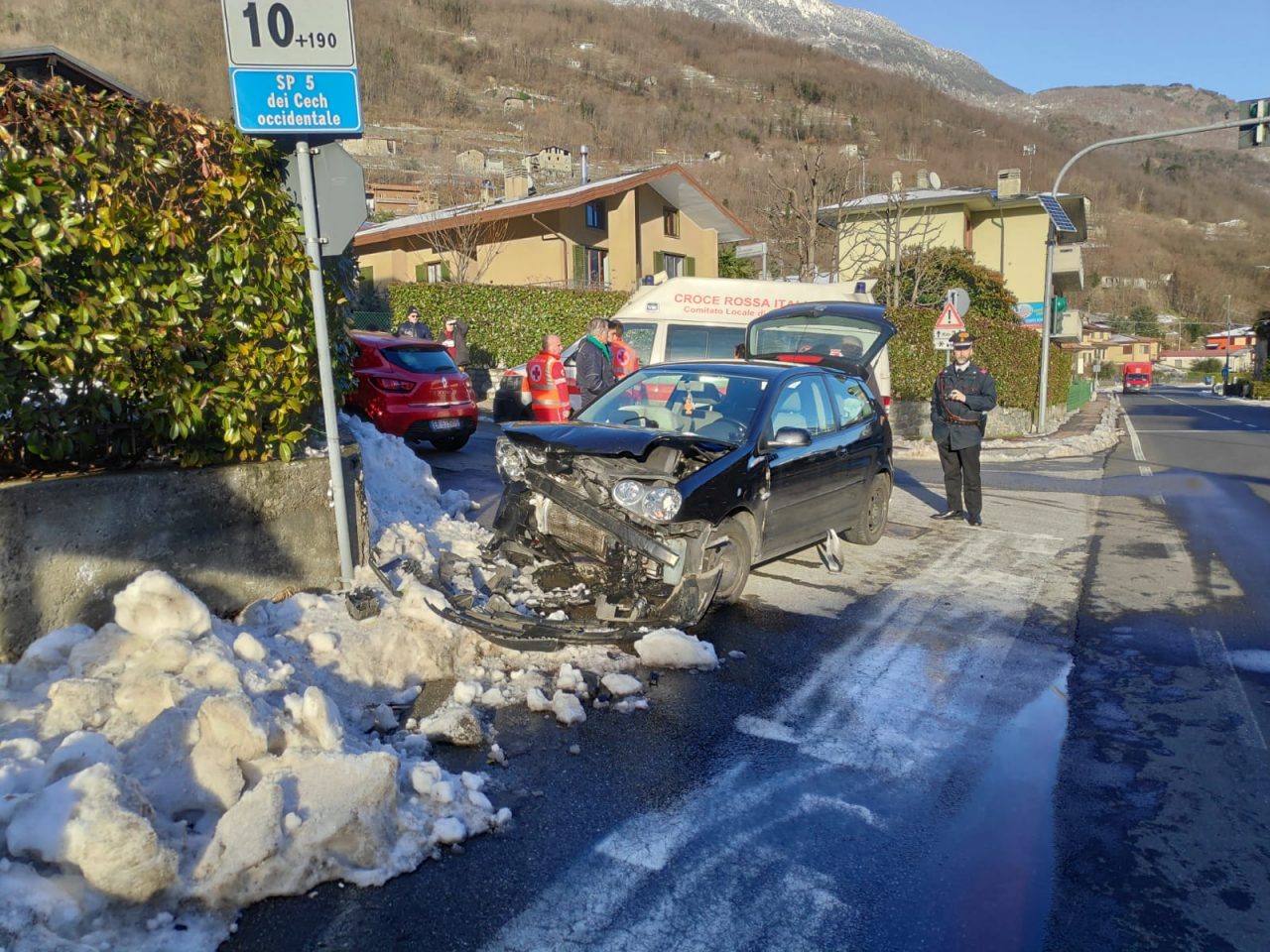 Esce di strada e va a sbattere contro un mucchio di neve, paura per un ventenne