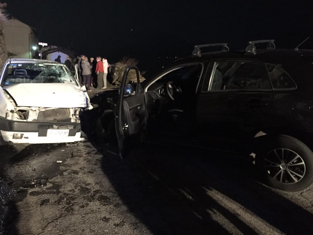 Spaventoso incidente frontale tra due auto