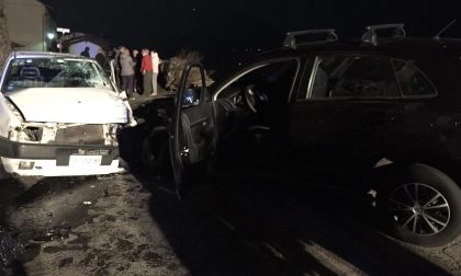 Spaventoso incidente frontale tra due auto