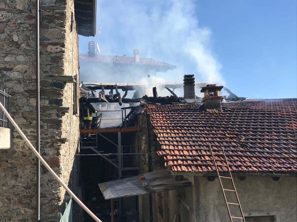 Incendio in una casa di Sant’Anna, danni ingenti