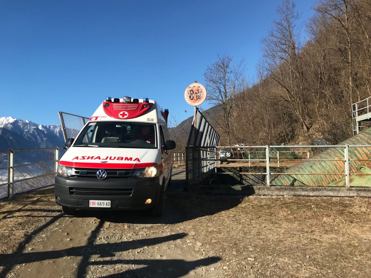Cade sul sentiero, pensionato grave in ospedale