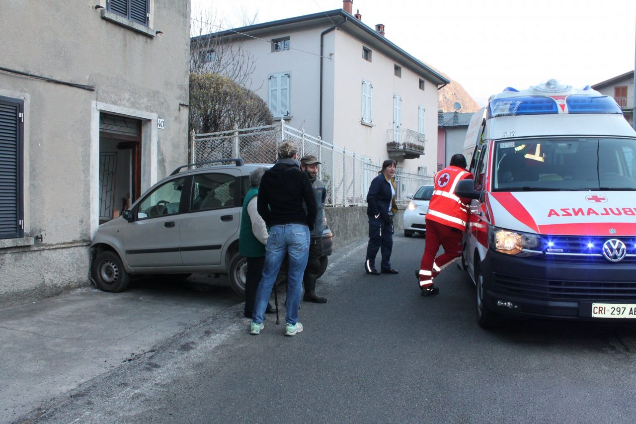 Auto contro casa, paura per un anziano