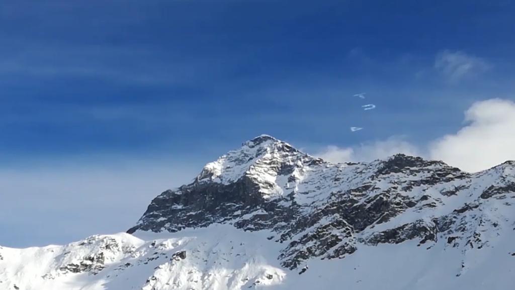 Smascherato il video sull’UFO, adesso volano tre oggetti sul Pizzo Scalino VIDEO