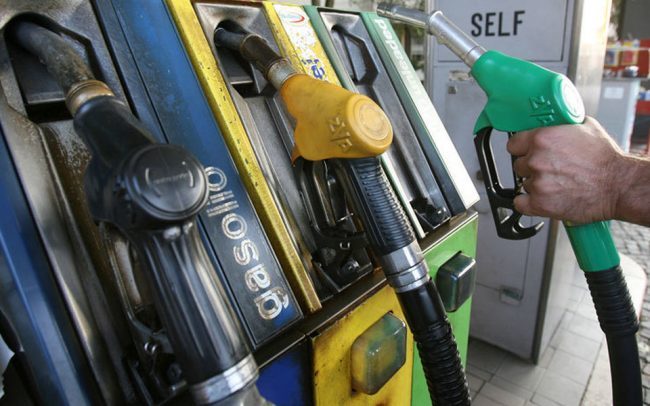 Lombardia, Consiglio chiede reintroduzione urgente dello sconto carburante nelle zone di confine