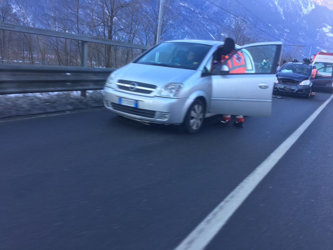 Tamponamento sulla Statale 38, traffico in tilt