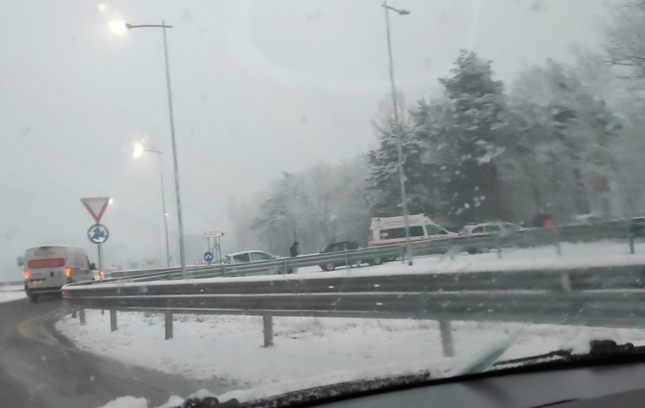 Tre incidenti sulla Statale 38 per la nevicata
