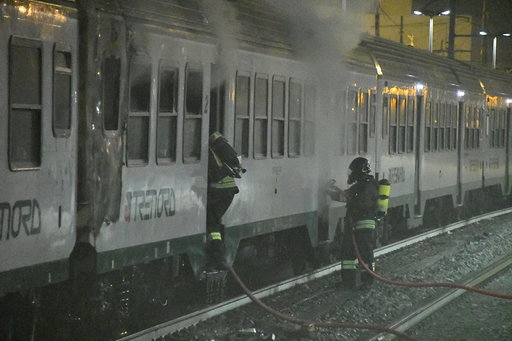 Treno in stazione a Greco-Pirelli: l’incendio è doloso VIDEO