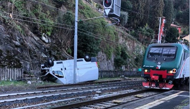 Furgone vola da un tornante e finisce sulla ferrovia