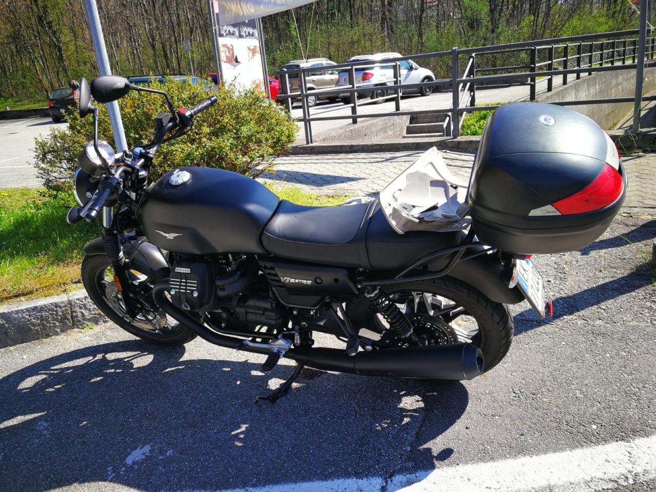 Moto contro auto sulla 36: tre i feriti