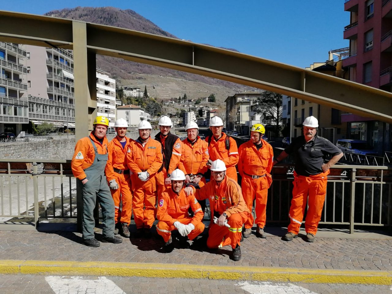 Il Gruppo volontari della Protezione Civile al lavoro per la pulizia del Mallero