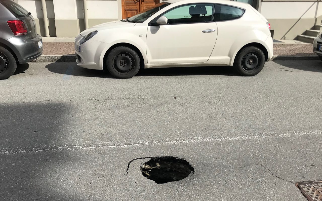 Una buca in via Caimi