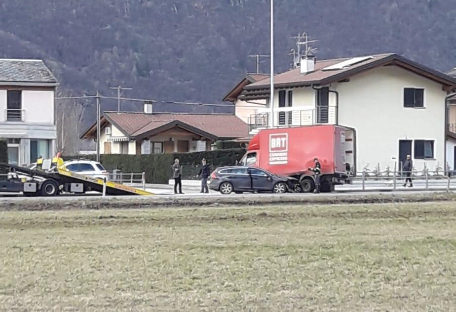Auto contro furgone, due persone coinvolte