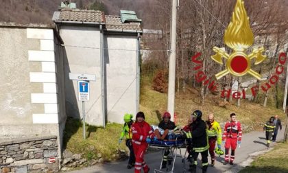 Cade mentre pota un albero, 59enne all'ospedale