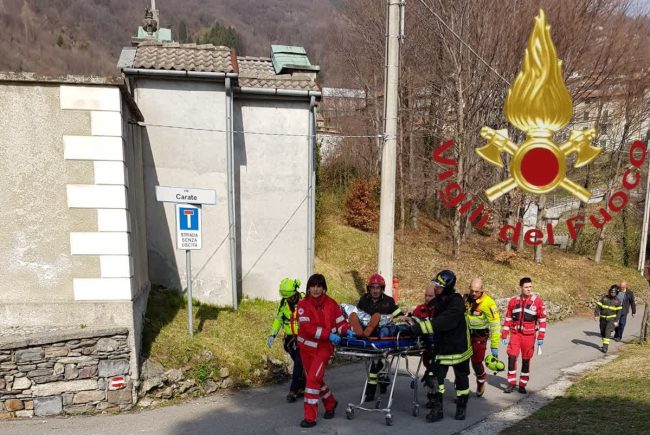 Cade mentre pota un albero, 59enne all’ospedale