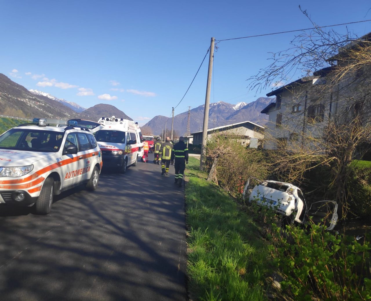 Auto finisce in un fosso, madre e figlio in ospedale
