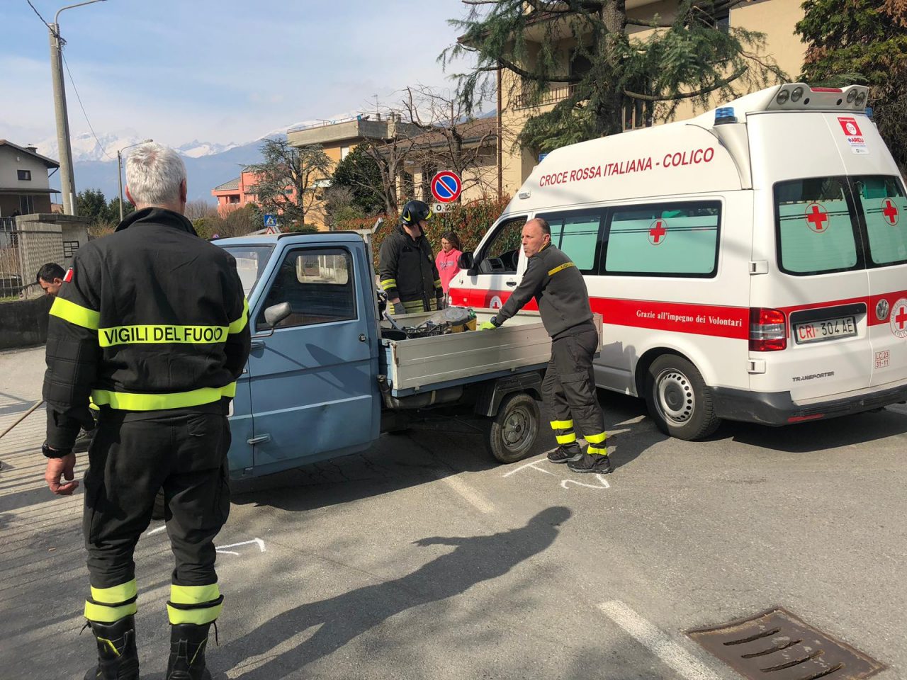Ape si ribalta, due anziani all’ospedale VIDEO
