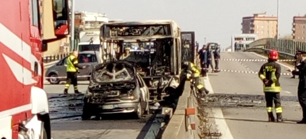 Bus sequestrato, il VIDEO dell’autista mentre prepara la benzina