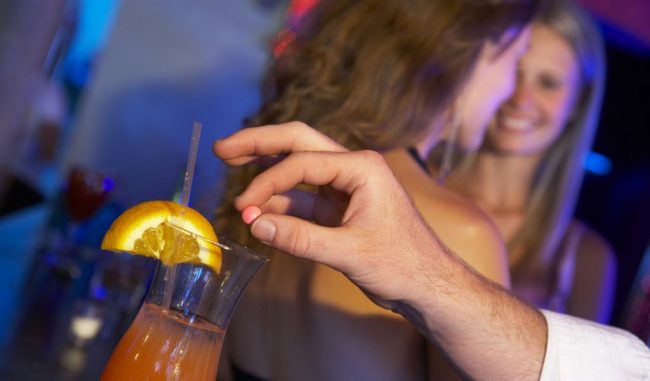 Droga dello stupro nei cocktail, ragazzina finisce in coma