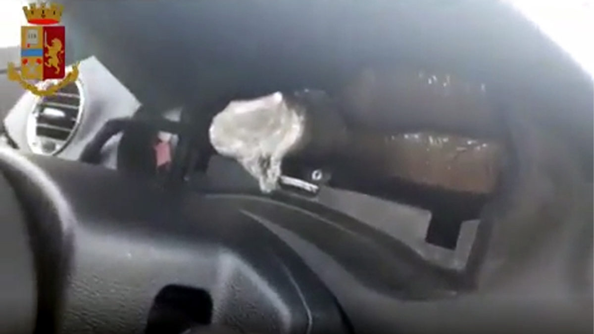 Ecco come ti nascondo quattro chili di cocaina nel cruscotto… IL VIDEO