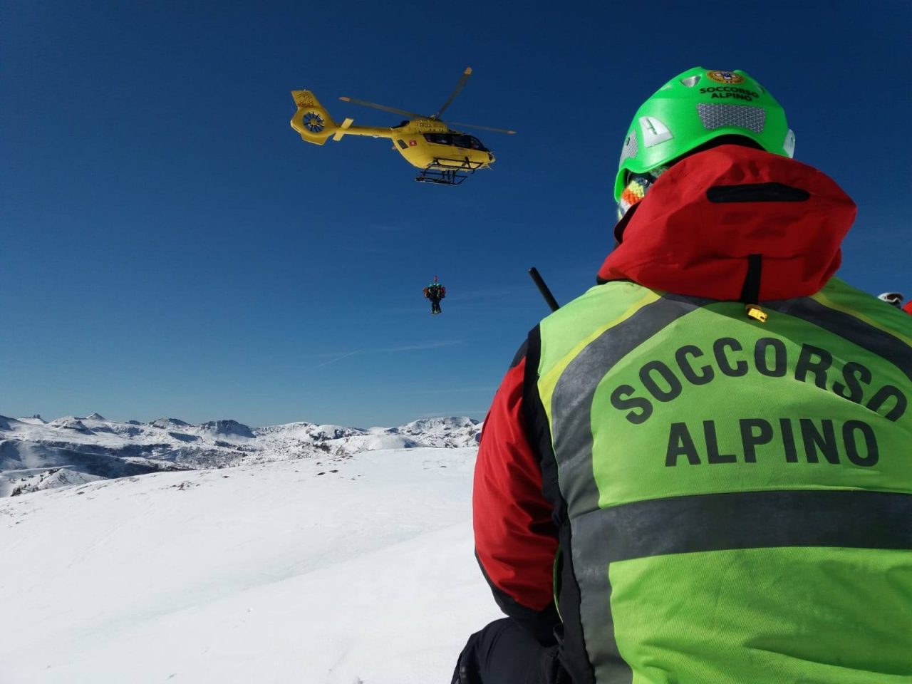 Valanga travolge tre scialpinisti, soccorsi in azione