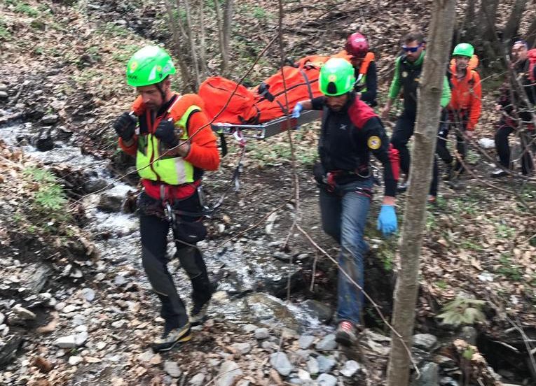 Settantenne precipita per 80 metri nel bosco e muore